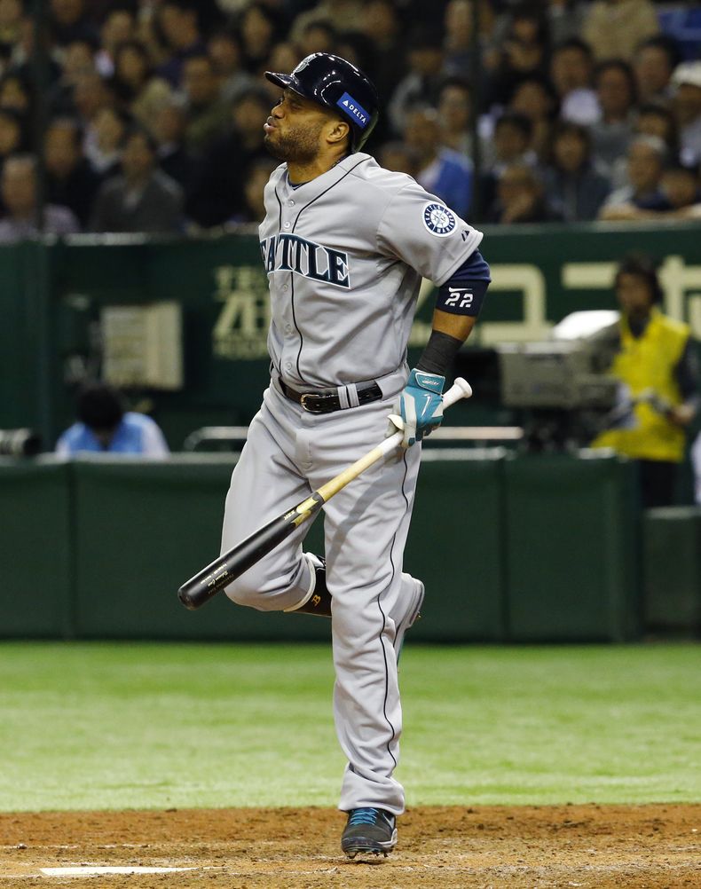 El jugador de Grandes Ligas y de los Marineros de Seattle, Robinson Can&oacute;, gesticula tras ser golpeado por un lanzamiento del pitcher japon&eacute;s Takahiro Norimoto el s&aacute;bado, 15 de noviembre de 2014, en Tokio. Can&oacute; sufri&oacute; la