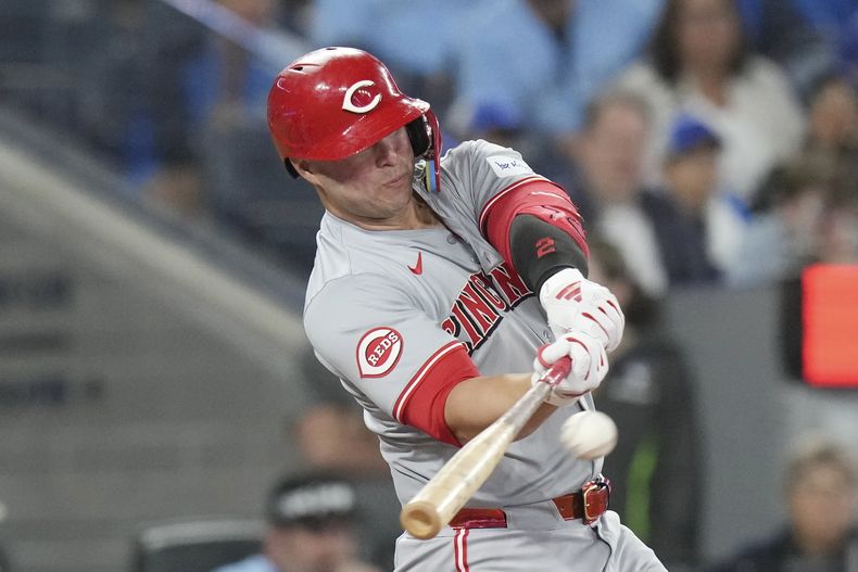 Ty France, de los Rojos de Cincinnati, conecta doble de dos carreras frente al lanzador de los Azulejos de Toronto Ryan Burr durante la sexta entrada del juego de béisbol en Toronto, el lunes 19 de agosto de 2024. (Chris Young/The Canadian Press via AP)