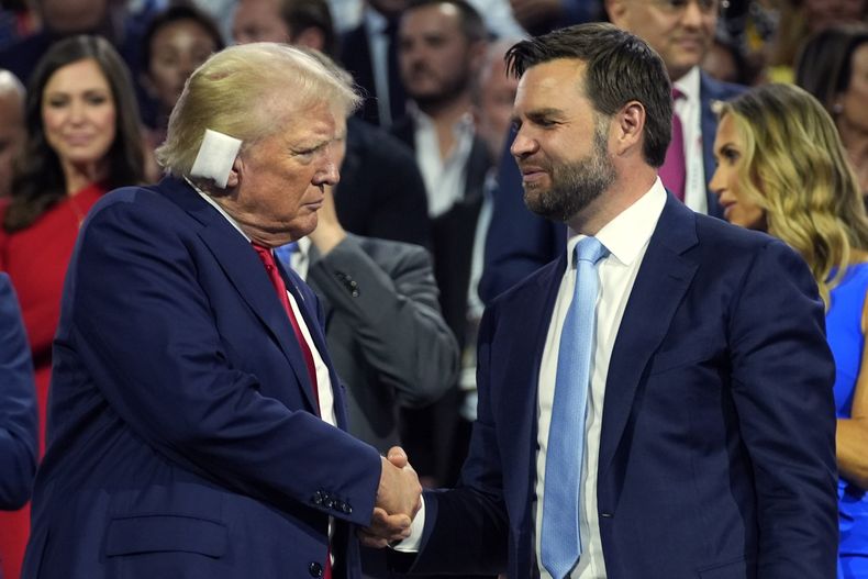 El candidato presidencial republicano, el expresidente Donald Trump, y el candidato republicano a la vicepresidencia, el senador republicano por Ohio, JD Vance, asisten al primer día de la Convención Republicana, el lunes 15 de julio de 2024, en Milwaukee. (Foto AP/Evan Vucci)