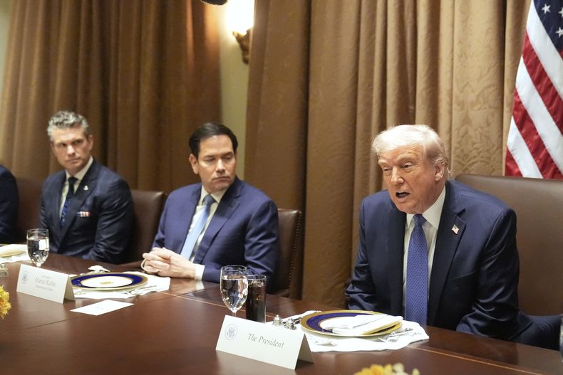 ARCHIVO - De derecha a izquierda, el presidente Donald Trump habla mientras el secretario de Estado Marco Rubio y el secretario de Defensa, Pete Hegseth, lo escuchan durante un almuerzo en la Sala del Gabinete de la Casa Blanca, el 24 de abril de 2025, en Washington. (AP Foto/Mark Schiefelbein, archivo)