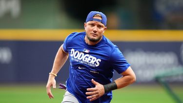 Miguel Rojas, de los Dodgers de Los Ángeles, entrena antes del primer juego de la serie de campeonato de la Liga Nacional de béisbol entre los Cerveceros de Milwaukee y los Dodgers de Los Ángeles, el sábado 10 de octubre de 2026, en Milwaukee. (Foto AP/Kyla Wolf)