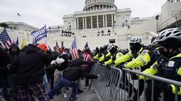 ARCHIVO - Insurrectos leales al presidente Donald Trump intentan romper una barrera policial, el miércoles 6 de enero de 2021, en el Capitolio en Washington. (AP foto/Julio Cortez, archivo)