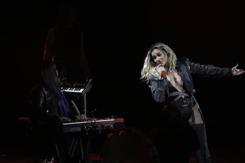 La cantante mexicana María José durante su concierto en el Auditorio Nacional de la Ciudad de México el miércoles 14 de junio de 2023. (Foto AP/Eduardo Verdugo)
