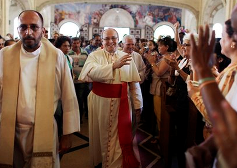 ARCHIVO - Foto de archivo, 10 de noviembre de 2013, del cardenal cubano Jaime Ortega al arribar a una misa en honor a la Virgen de la Caridad del Cobre en La Habana. Ortega dejó el cuadro directivo de la Conferencia de Obispos Católicos de Cuba (COCC) lue