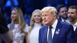 El presidente de Estados Unidos, Donald Trump, asiste a la velada de combates UFC Freedom 250 en el Jardín Sur de la Casa Blanca, el domingo 14 de junio de 2026, en Washington, con Lara Trump, Tiffany Trump y Donald Trump Jr. (AP Foto/Alex Brandon)