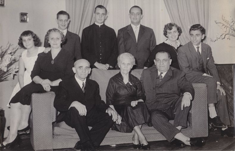 ARCHIVO - En esta reproducción de una fotografía sin fecha proporcionada por María Elena Bergoglio, muestra a la familia Bergoglio posando para un retrato, en Buenos Aires, Argentina. Fila superior, desde la izquierda: María Elena, Regina Sivori, Alberto, Jorge Mario, Oscar, Marta y su esposo Enrique Navaja. Fila inferior, de la derecha: Mario, María de Bergoglio y Juan. Mario y Regina fueron los padres de Jorge Mario, María Elena, Oscar, Marta y Alberto. (Foto de la familia Bergoglio vía AP, Archivo)