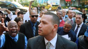 americateve | El jugador de los Yanquis de Nueva York, Alex Rodr&iacute;guez, llega a las oficinas de Grandes Ligas el martes, 1 de octubre de 2013, en Nueva York. (AP Photo/David Karp)