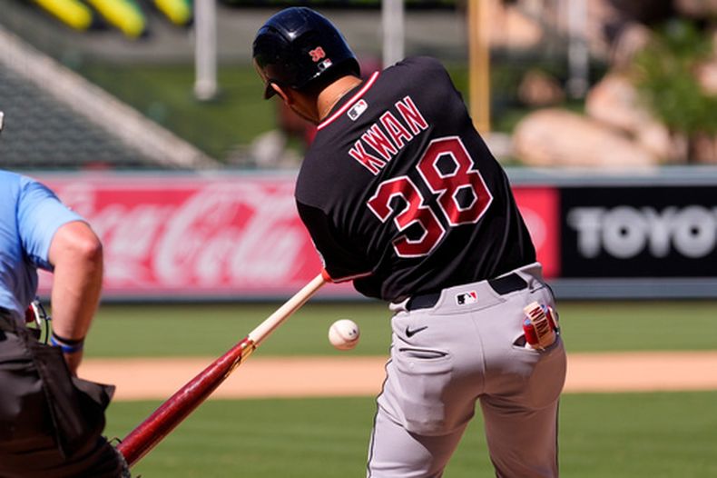 El jugador de los Guardianes de Cleveland, Steven Kwan, conecta un doblete productor con rodado durante la novena entrada de un partido de béisbol contra los Angelinos de Los Ángeles, el miércoles 26 de agosto de 2026, en Anaheim, California. (Foto AP/Mark J. Terrill)