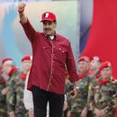 ARCHIVO - El presidente venezolano Nicolás Maduro saluda a sus seguidores durante un evento que marca el aniversario del fallido golpe de 1992 liderado por el fallecido presidente Hugo Chávez en Caracas, Venezuela, el martes 4 de febrero de 2025. (AP Foto/Cristian Hernández, archivo)