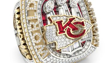 Esta imagen difundida por Jostens y los Chiefs de Kansas City muestra el anillo de campeonato del Super Bowl LVII. (Jostens and the Kansas City Chiefs via AP)