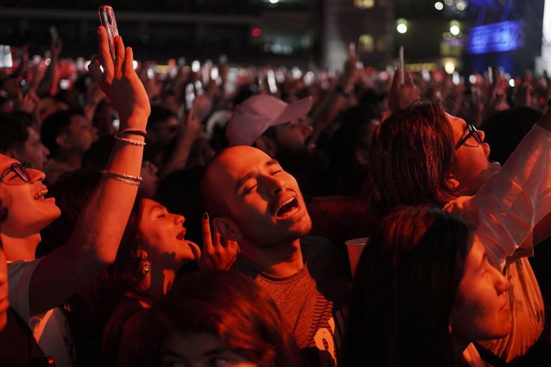 Fans corean durante el concierto de la cantante chilena Mon Laferte en la 25ª edición del festival de música Vive Latino en la Ciudad de México, el domingo 16 de marzo de 2025. (Foto AP/Aurea Del Rosario)