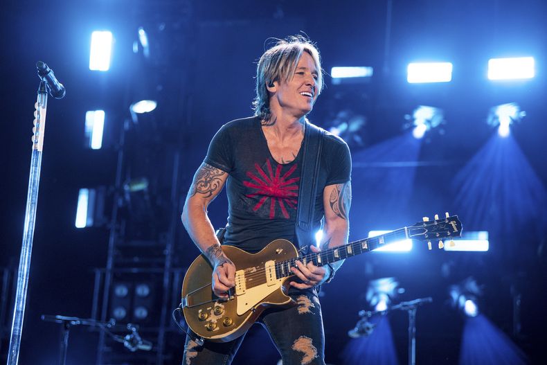 ARCHIVO - Keith Urban actúa durante el CMA Fest 2022 el 9 de junio de 2022 en Nashville, Tennessee. (Foto Amy Harris/Invision/AP, archivo)