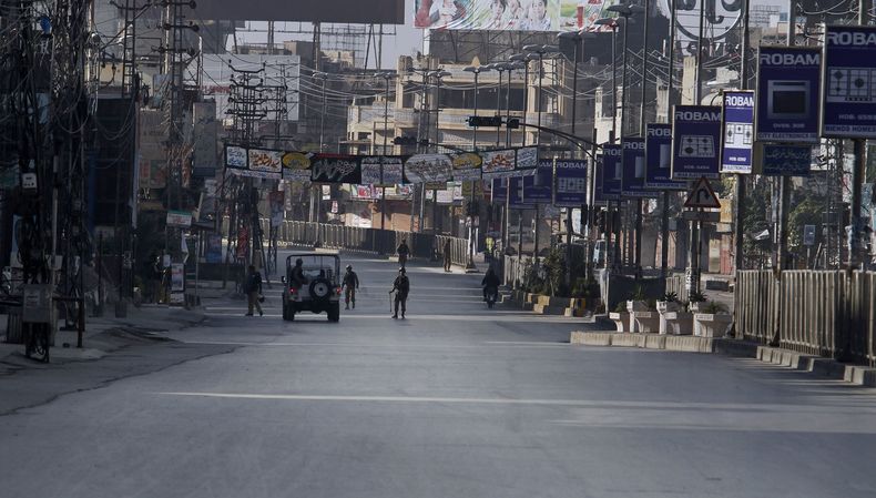 Soldados del ej&eacute;rcito paquistan&iacute; patrullan en una calle de Rawalpindi, Pakist&aacute;n, durante un toque de queda, el s&aacute;bado 16 de noviembre de 2013. El gobierno paquistan&iacute; impuso el s&aacute;bado un inusual toque de queda en l