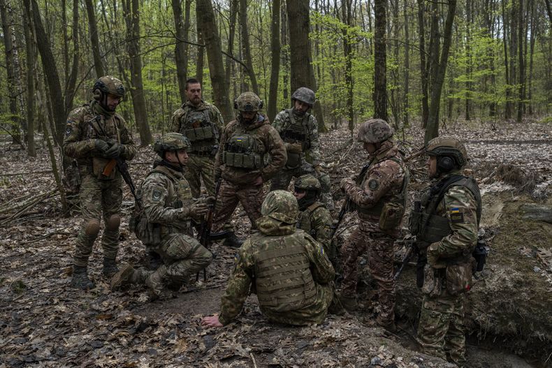 Miembros de la Brigada Bureviy de la Guardia Nacional de Ucrania participan en un ejercicio militar en la región de Kiev, el 27 de abril de 2023. (AP Foto/Bernat Armangué)