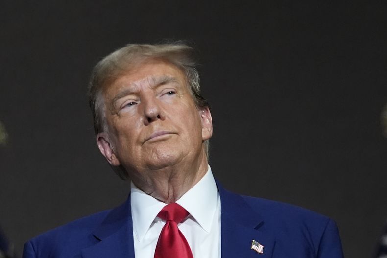 El virtual candidato presidencial republicano, el expresidente Donald Trump, habla en un evento de campaña en Grand Rapids, Michigan, el 2 de abril de 2024. (Foto AP/Paul Sancya, Archivo)