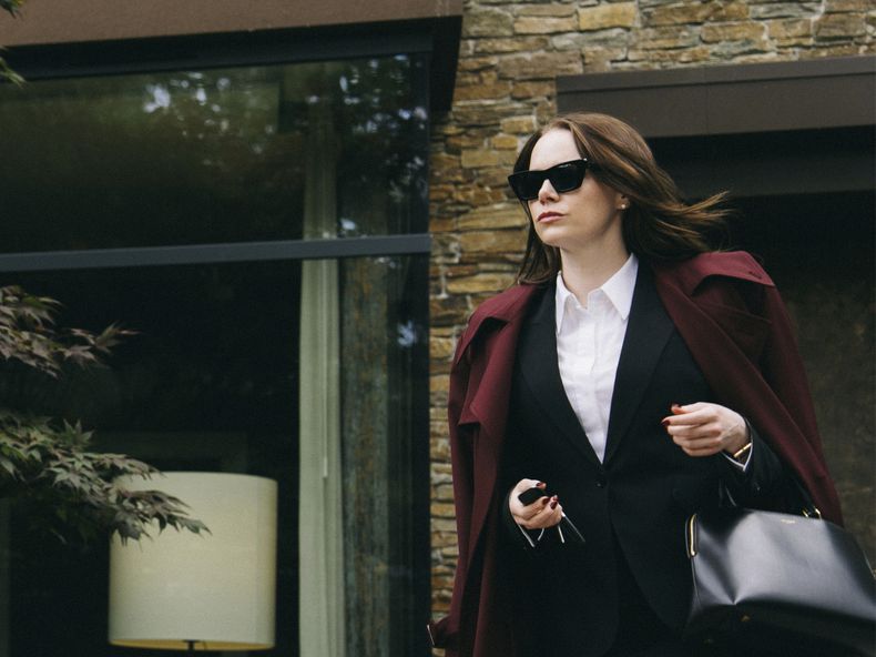 Esta imagen publicada por Focus Features muestra a Emma Stone en una escena de Bugonia. (Focus Features via AP)