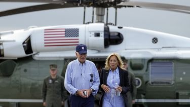 El presidente de EEUU Joe Biden y la primera dama Jill Biden caminan rumbo al avión Air Force One en el aeropuerto regional Gainesville el sábado 2 de septiembre de 2023 después de visitar las zonas afectadas por el huracán Idalia, en Gainesville, Florida. (AP Foto/Julio Cortez)
