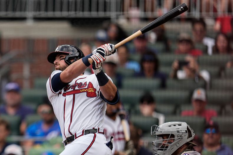 El tercera base de los Bravos de Atlanta, Austin Riley, conecta un jonrón de tres carreras contra los Medias Rojas de Boston en la primera entrada de un partido de béisbol, el domingo 17 de mayo de 2026, en Atlanta. (Foto AP/Mike Stewart)