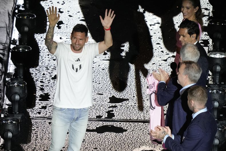 Lionel Messi saluda a los hinchas durante su presentación como jugador del Inter Miami, el domingo 16 de julio de 2023, en Fort Lauderdale, Florida. (AP Foto/Rebecca Blackwell)