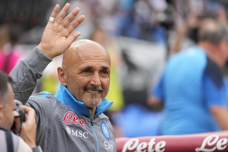 ARCHIVO - Foto del 4 de junio del 2023 el técnico del Napoli Luciano Spalletti saluda a los aficionados antes del encuentro ante la Sampdoria. El viernes 18 de agosto del 2023, nombran a Spalletti entrenador de la selección italiana. (AP Foto/Andrew Medichini, Archivo)