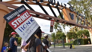 Manifestantes con carteles fuera de los estudios de Disney el lunes 17 de julio de 2023 en Burbank, California. La huelga de actores se produce más de dos meses después de que los guionistas comenzaran a hacer huelga en su intento por obtener mejores salarios y condiciones laborales y tener pautas claras sobre el uso de inteligencia artificial en producciones de cine y televisión.(Jordan Strauss/Invision/AP)