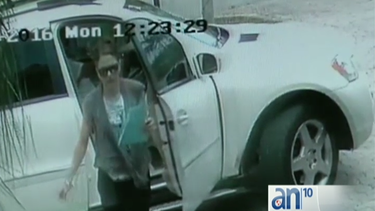 pareja queda captada en camara robandose un paquete de correo de una vivienda del sur de miami