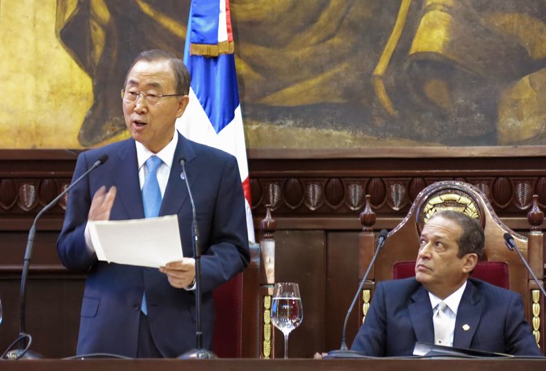 El secretario general de las Naciones Unidas Ban Ki-moon se dirige a los legisladores mientras es observado por el presidente del Senado Reinaldo Pared en Santo Domingo, Rep&uacute;blica Dominicana, el mi&eacute;rcoles 16 de julio de 2014. Ban pidi&oacute