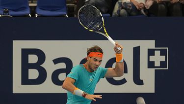 americateve | Rafael Nadal devuelve un env&iacute;o de Simone Bolelli el 20 de octubre del 2014 en Basilea, Suiza. El espa&ntilde;ol gan&oacute; f&aacute;cil en sets corridos por la primera ronda. (AP Photo/Keystone, Georgios Kefalas)