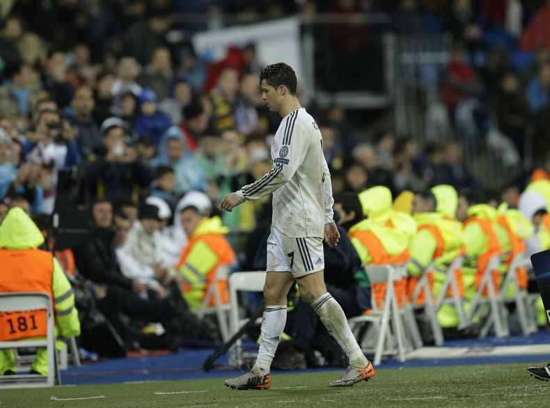 El jugador del Real Madrid, Cristiano Ronaldo, sale de la cancha durante un partido contra Borussia Dortmund por los cuartos de final de la Liga de Campeones el mi&eacute;rcoles, 2 de abril de 2014, en Madrid. (AP Photo/Paul White)