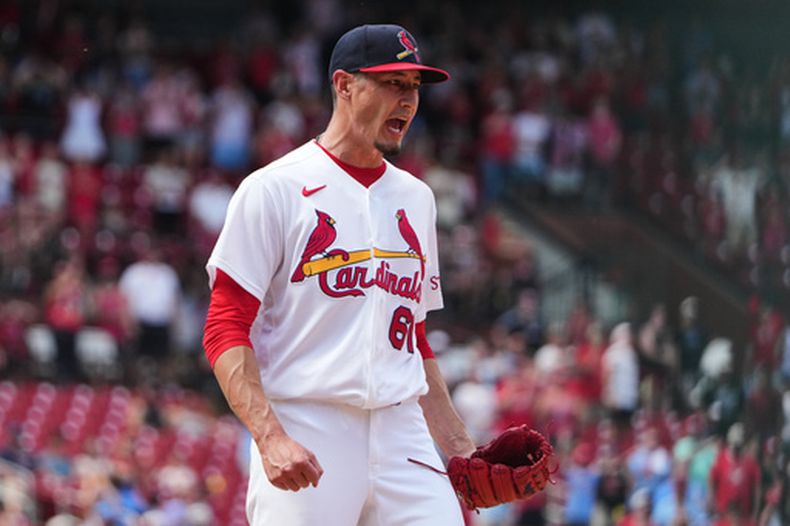 El lanzador de los Cardenales de San Luis, Riley OBrien, celebra tras conseguir que Javier Sanoja, de los Marlins de Miami, fuera eliminado con un rodado para el out final de un partido de béisbol, el domingo 28 de junio de 2026, en San Luis. (Foto AP/Jeff Roberson)