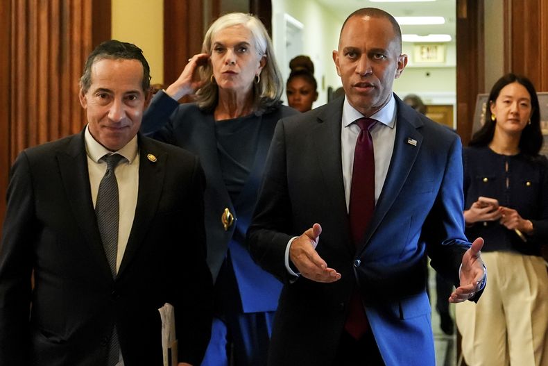 El líder de la minoría en la Cámara de Representantes, Hakeem Jeffries (derecha), abandona su oficina con el representante Jamie Raskin (izquierda) y la representante Katherine Clark (centro) poco después de hablar en el recinto de la cámara baja durante la votación final del proyecto de ley de recortes de impuestos y gastos del presidente Donald Trump, el jueves 3 de julio de 2025, en el Capitolio, Washington. (AP Foto/Julia Demaree Nikhinson)