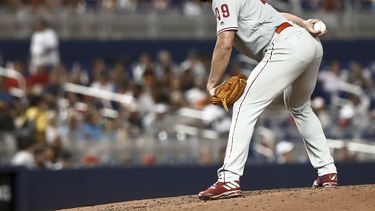 Arrieta llega a 100 triunfos con victoria de Filis en Miami