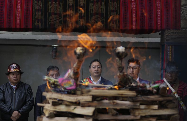El presidente boliviano Luis Arce, en el centro, asiste a un ritual indígena en la Casa del Pueblo, a la entrada del palacio presidencial, antes de pronunciar su discurso anual a la nación en La Paz, Bolivia, el miércoles 22 de enero de 2025. (AP Foto/Juan Karita)