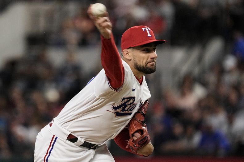 Nathan Eovaldi, de los Rangers de Texas, lanza en su apertura ante los Yanquis de Nueva York, el sábado 29 de abril de 2023 (AP Foto/Sam Hodde)