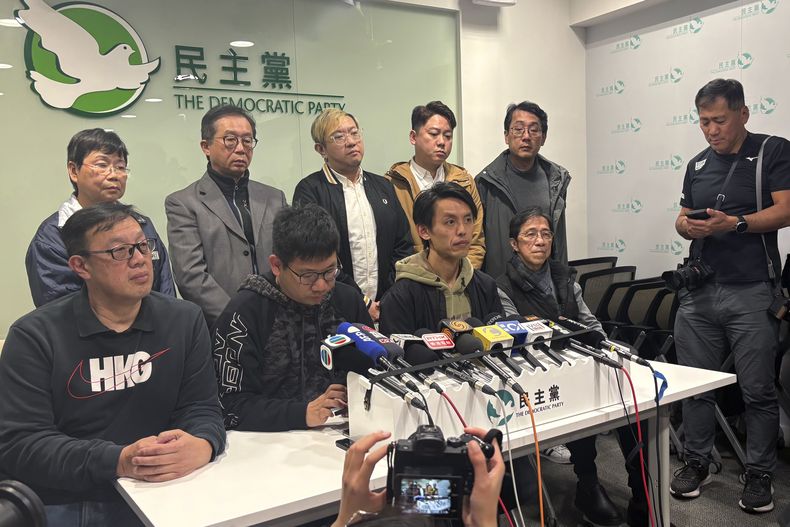 Lo Kin-hei, presidente del Partido Democrático de Hong Kong, sentado, segundo desde la derecha, asiste a una conferencia de prensa celebrada en la oficina del partido, el jueves 20 de febrero de 2025. (AP Foto/Kanis Leung)