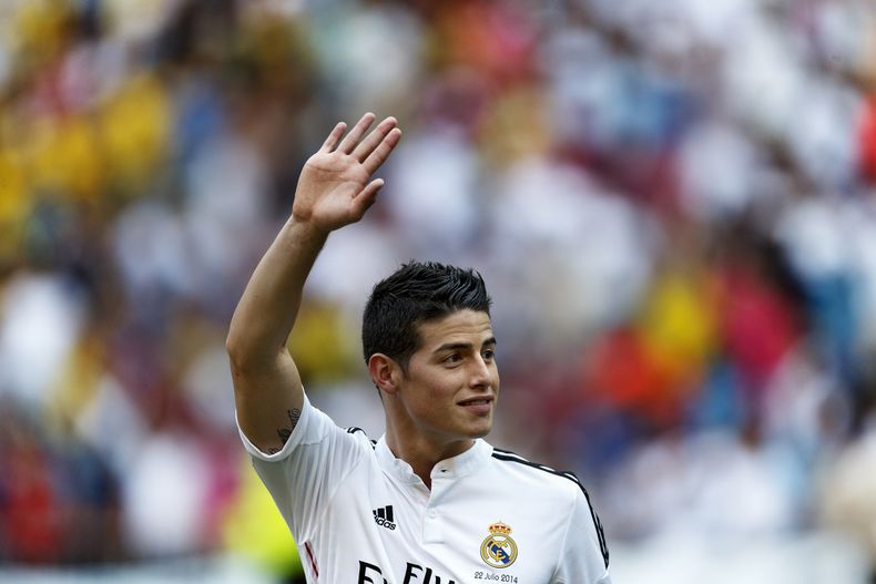 El jugador colombiano James Rodr&iacute;guez saluda en su presentaci&oacute;n con el Real Madrid el 22 de julio de 2014 en Madrid. (AP Photo/Daniel Ochoa de Olza, File)
