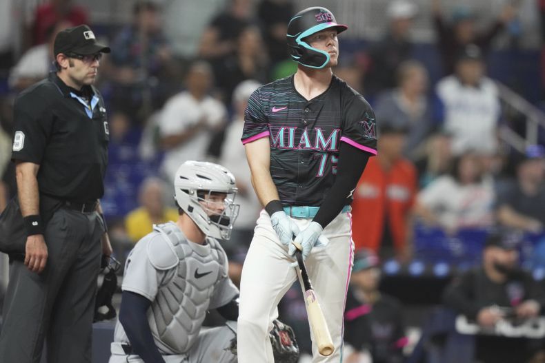 Troy Johnston, a la derecha, de los Marlins de Miami, observa después de conectar un jonrón de dos carreras para dejar en el campo durante la undécima entrada de un juego de béisbol contra los Tigres de Detroit, el sábado 13 de septiembre de 2025, en Miami. (AP Photo/Lynne Sladky)