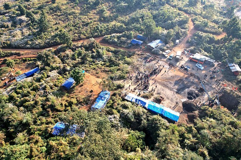 Esta imagen proporcionada por el Ejército muestra una vista aérea de la zona donde al menos nueve trabajadores quedaron atrapados en una mina de carbón, en la zona de Umrangso, en el distrito de Dimapur Hasao, estado nororiental de Assam, India, el martes de l 7 de enero de 2025. (Ejército indio via AP)