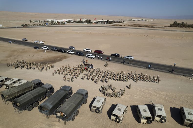 Militares peruanos se despliegan en la frontera del país con Chile, en Tacna, Perú, el viernes 28 de abril de 2023. La crisis migratoria en la frontera entre Chile y Perú se intensificó el jueves con cientos de migrantes que quedaron varados en el límite fronterizo, sin poder cruzar a Perú. (AP Foto/Martín Mejía)