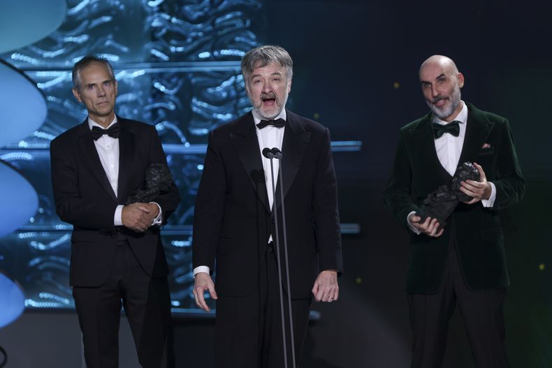 Edmon Roch, centro, recibe el premio a mejor película de animación Mariposas Negras durante la 39ª ceremonia de los Premios Goya en Granada, España, el sábado 8 de febrero de 2025, en Granada. (Foto AP/Fermin Rodriguez)