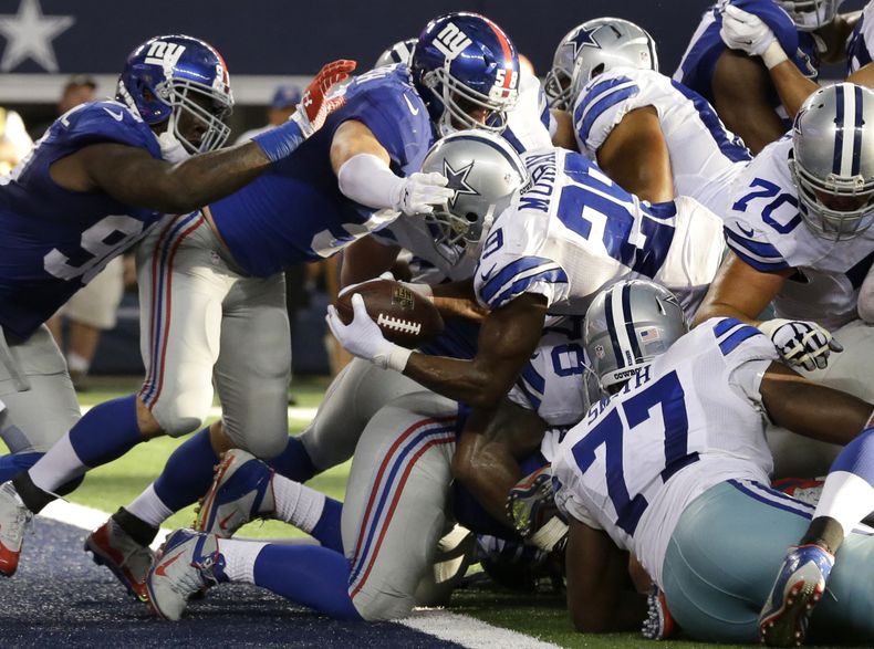 DeMarco Murray, de los Cowboys de Dallas, anota frente a Robert Ayers (91) y Mark Herzlich (58), de los Giants de Nueva York, en el partido del domingo 19 de octubre de 2014 (AP Foto/LM Otero)