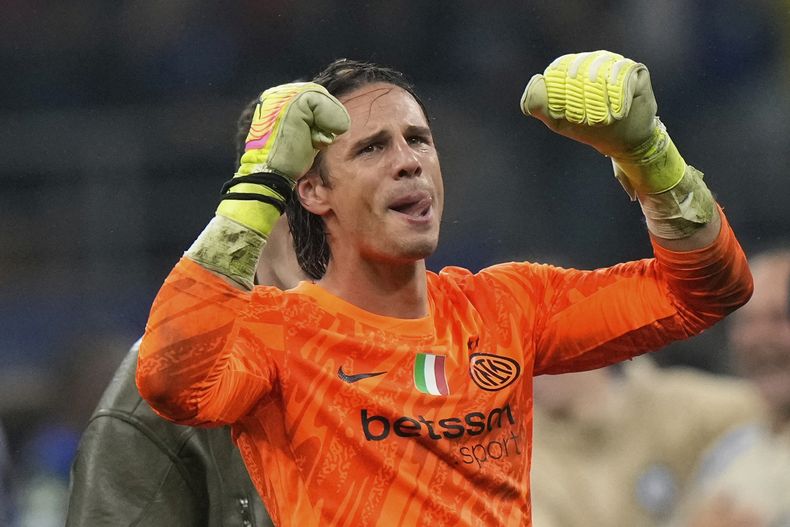 El arquero Yann Sommer del Inter de Milán celebra tras la victoria ante el Barcelona en la vuelta de las semifinales de la Liga de Campeones, el martes 6 de mayo de 2025, en Milán. (AP Foto/Luca Bruno)