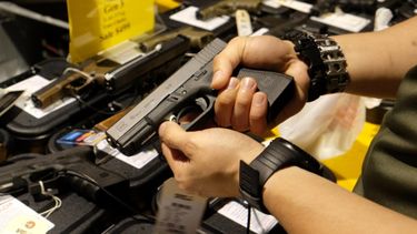 avanza una medida que permitiria la portacion de dos armas de fuego y que facilita el proceso para obtenerlas