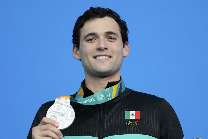 El mexicano Jorge Iga posa con su medalla de plata en el podio de los 200 metros libres de los Juegos Panamericanos en Santiago, Chile, el domingo 22 de octubre de 2023. (AP Foto/Silvia Izquierdo)