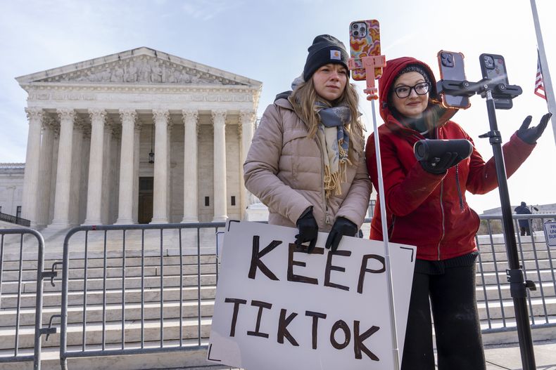 Sarah Baus, a la izquierda, de Charleston, Carolina del Sur, y Tiffany Cianci, quien dice ser una creadora de contenido educativo de formato largo, transmiten en vivo a TikTok fuera de la Corte Suprema, el viernes 10 de enero de 2025, en Washington. (AP Foto/Jacquelyn Martin)