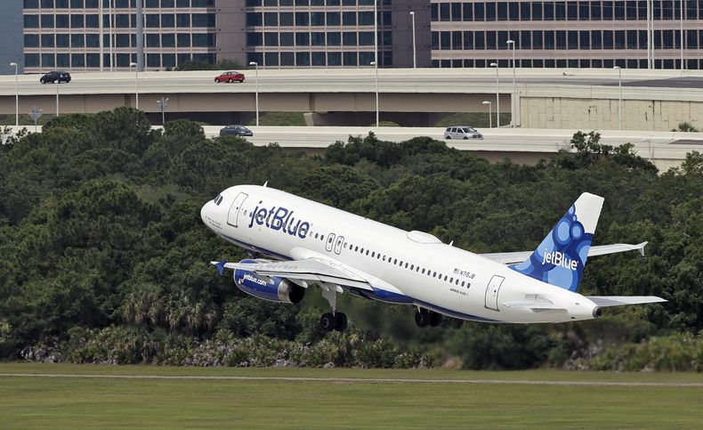 ARCHIVO – Un Airbus A320-232 de JetBlue Airways despega del Aeropuerto Internacional de Tampa, en Tampa, Florida, el 15 de mayo de 2014 (AP Foto/Chris OMeara, Archivo)