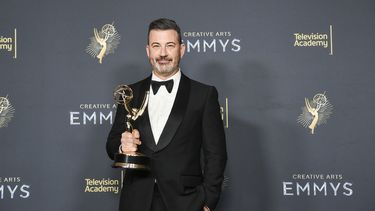 Jimmy Kimmel posa en la sala de prensa con el premio al mejor presentador de un programa de juegos por Who Wants to Be a Millionaire durante la segunda noche de los Premios Emmy a las Artes Creativas el domingo 7 de septiembre de 2025, en el Teatro Peacock de Los Ángeles. (Foto Richard Shotwell/Invision/AP)