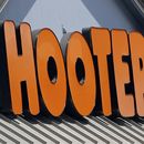 ARCHIVO- Esta fotografía del 27 de julio de 2017 muestra un letrero de Hooters en un restaurante de Hialeah, Florida. (AP Foto/Alan Diaz, Archivo)