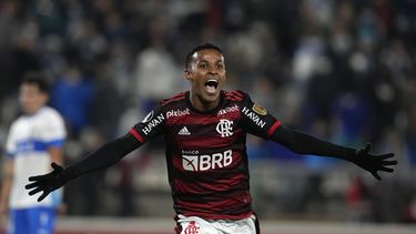 Flamengo vence a U. Católica y extiende invicto