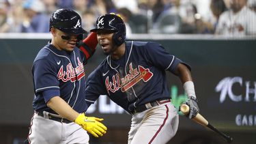 Contreras sacude 2 largos jonrones en triunfo de Bravos